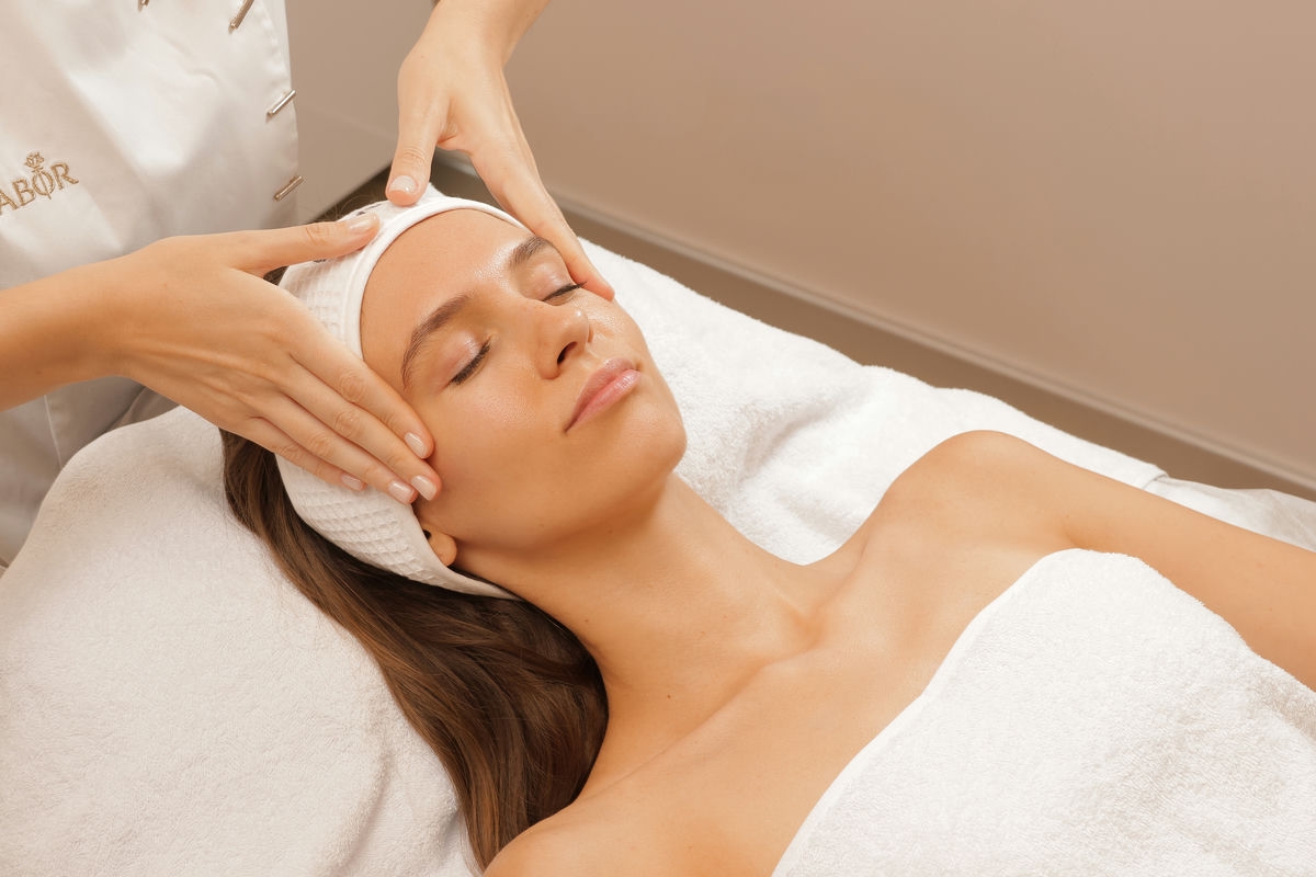 Релакс-массажный уход по лицу